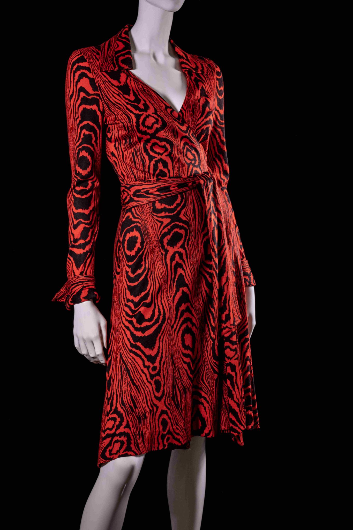 Diane von Furstenberg, Robe portefeuille en jersey imprimé au motif fil de bois, 1973