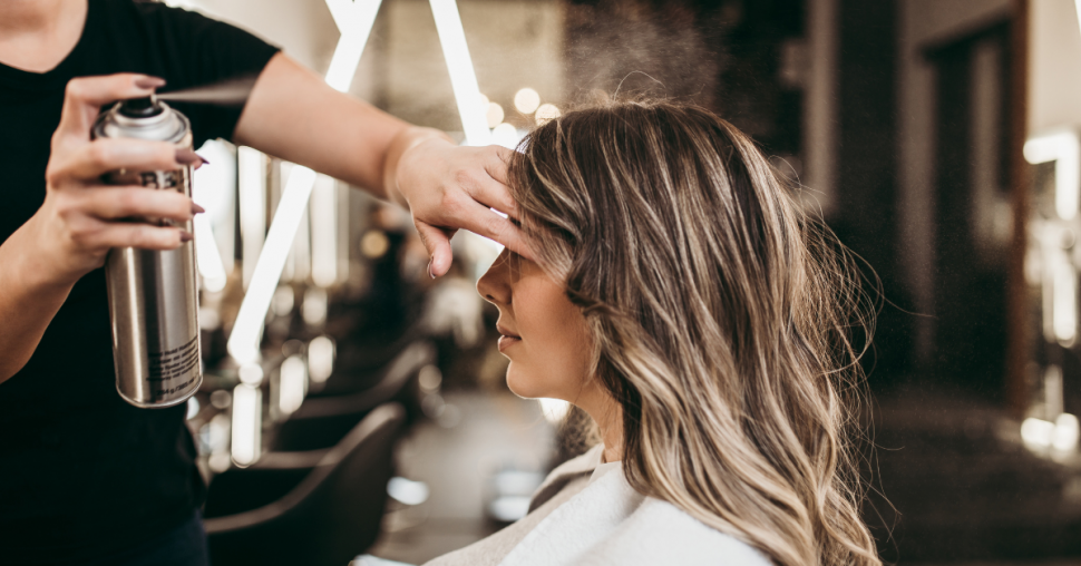 Shopping : les meilleurs sprays pour chaque type de cheveux