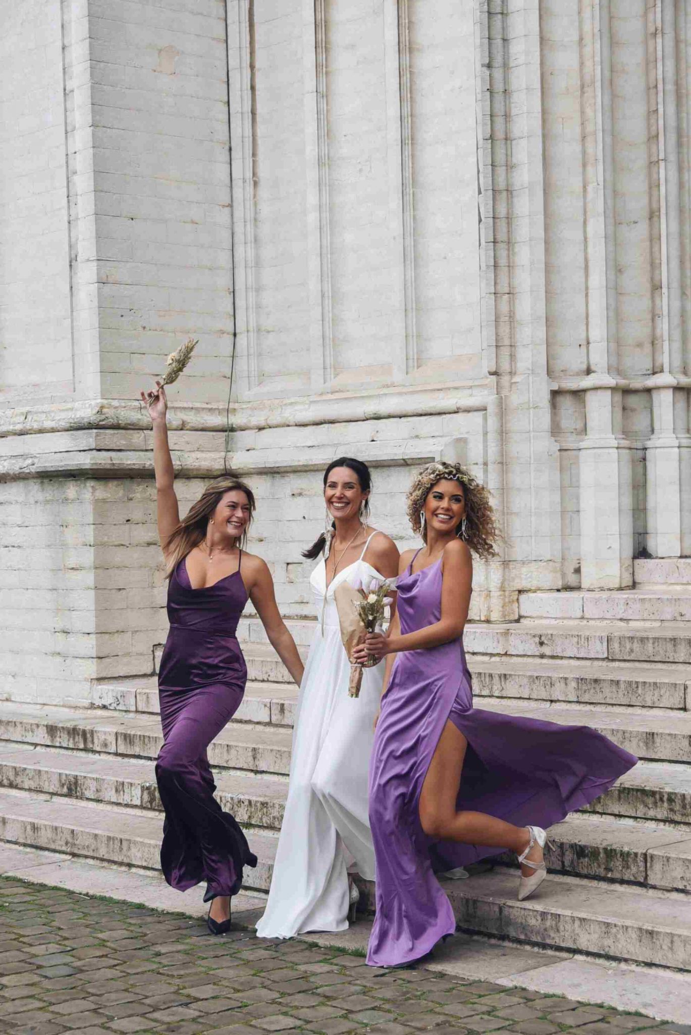 3 femmes en robe de cérémonie