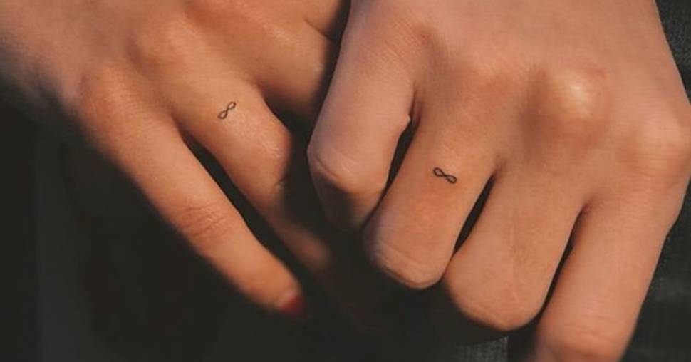 15 matching tattoos minimalistes à faire entre potes cet été