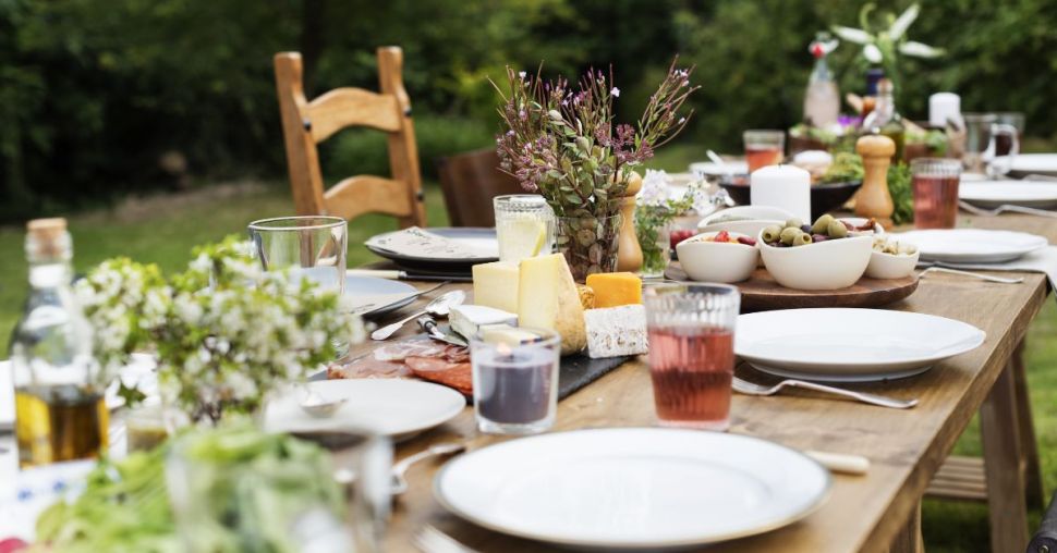 Tables outdoor : 3 tendances déco estivales