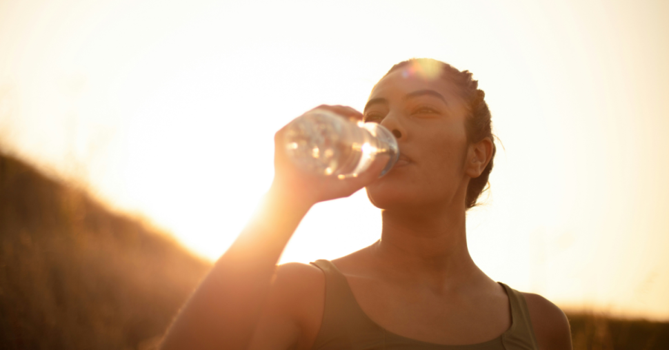 6 techniques imparables pour boire plus d’eau