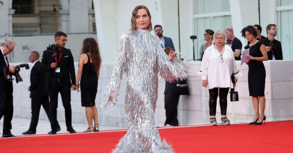 Mostra de Venise 2023 : Isabelle Huppert éblouissante dans sa robe à franges