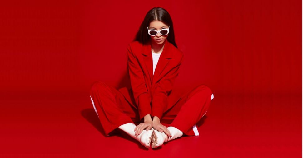 Le rouge vif revient plus tendance que jamais pour l’automne-hiver 2023