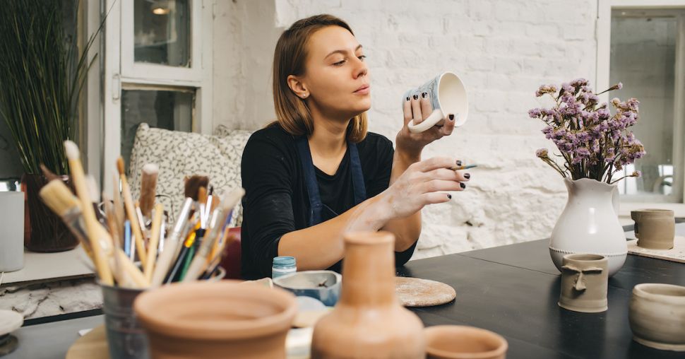 Où participer à un atelier de peinture sur céramique ?