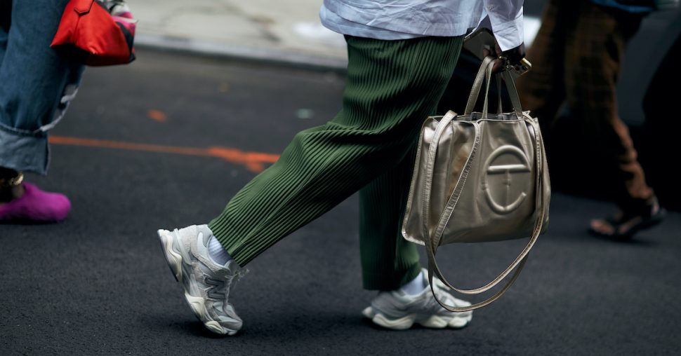 Quelles sont les sneakers que les modeuses s’arrachent en 2025 ?