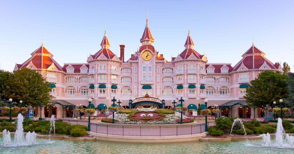 Le mythique Disneyland Hôtel Paris réouvre ses portes