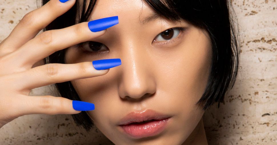 Le vernis bleu est le must-have de ce printemps/été