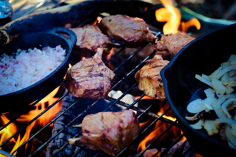 Photo de côtelettes d'agneau grillant au barbecue.