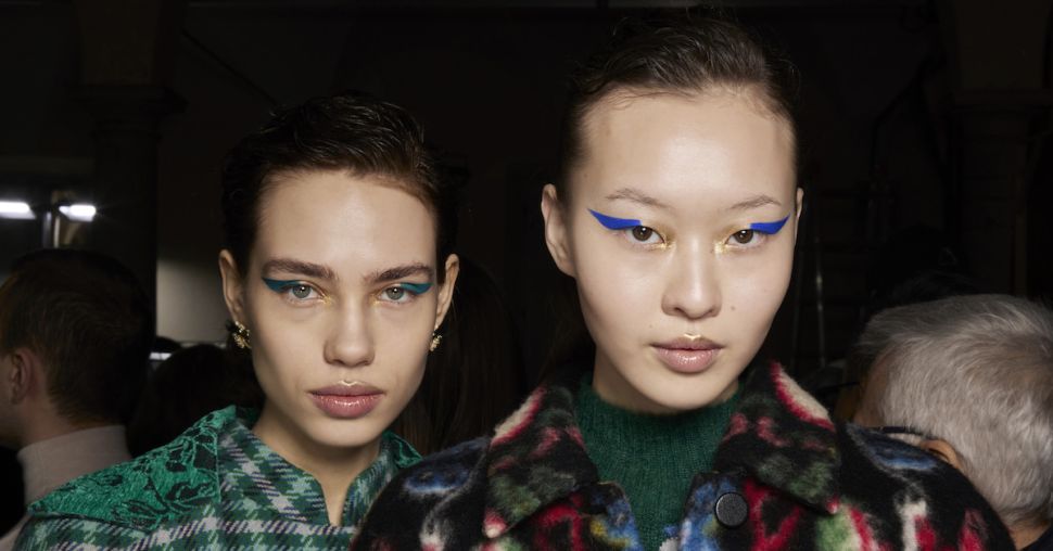 Le make-up bleu est la tendance beauté la plus hype du moment