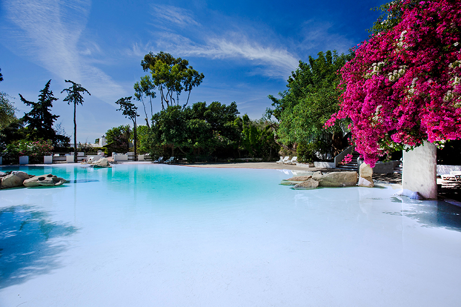 Vue d'une des piscines du Arbatax Park Resort & Spa.