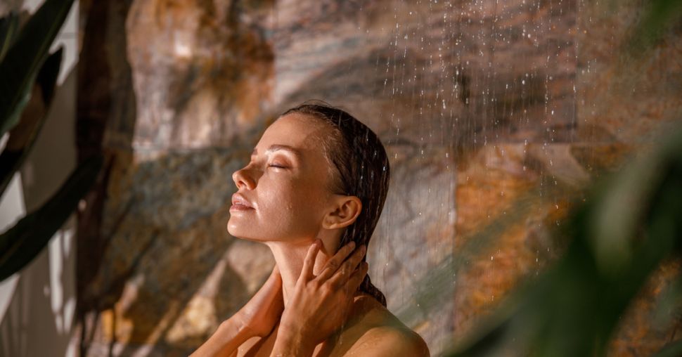 Sous la douche : la technique des 5 secondes pour des cheveux qui brillent