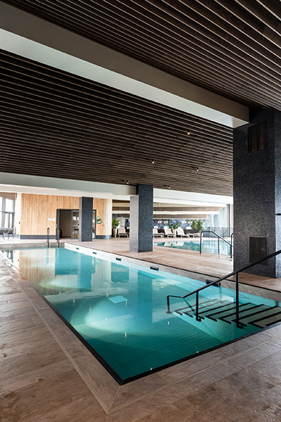 Vue de la piscine pour les activités sportives de Roz Marine.