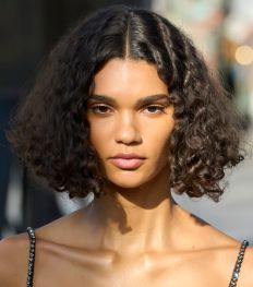 5 astuces de pro pour bien coiffer les cheveux bouclés