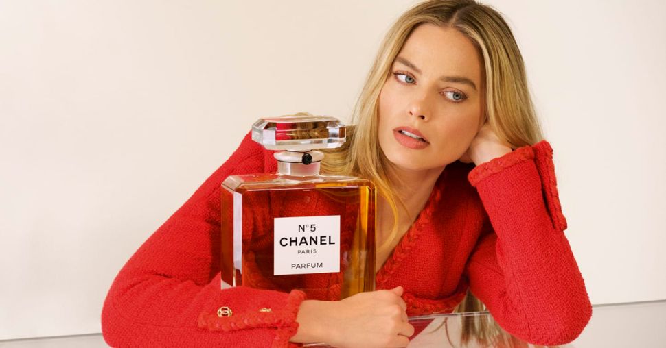 Margot Robbie est le nouveau visage du parfum N°5 de Chanel