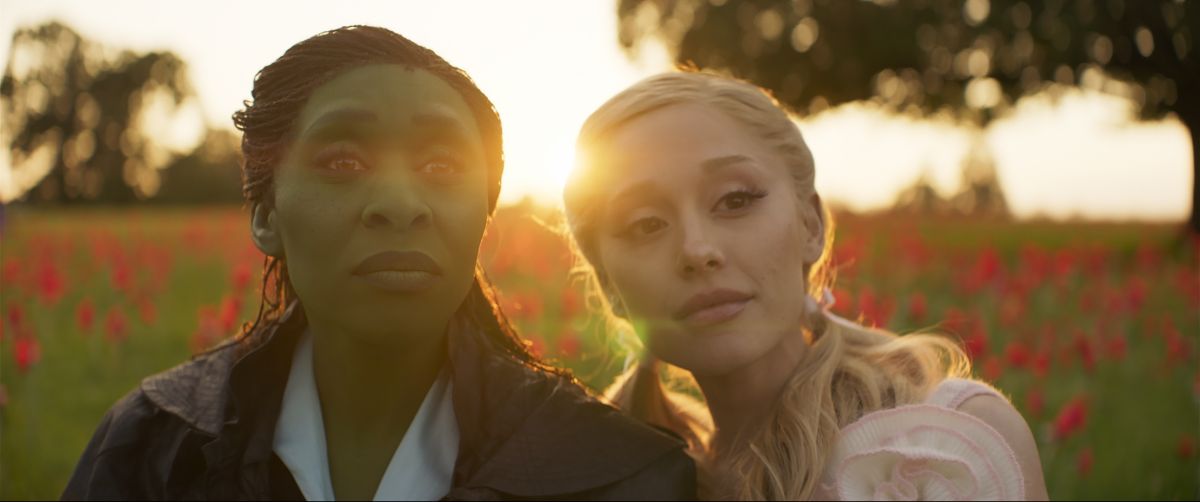 Cynthia Erivo is Elphaba en Ariana Granda is Glinda in Wicked.