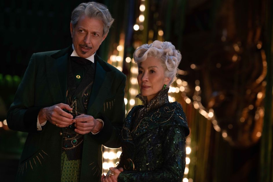 Jeff Goldblum est le Magicien d'Oz et Michelle Yeoh est Madame Morrible dans WICKED.