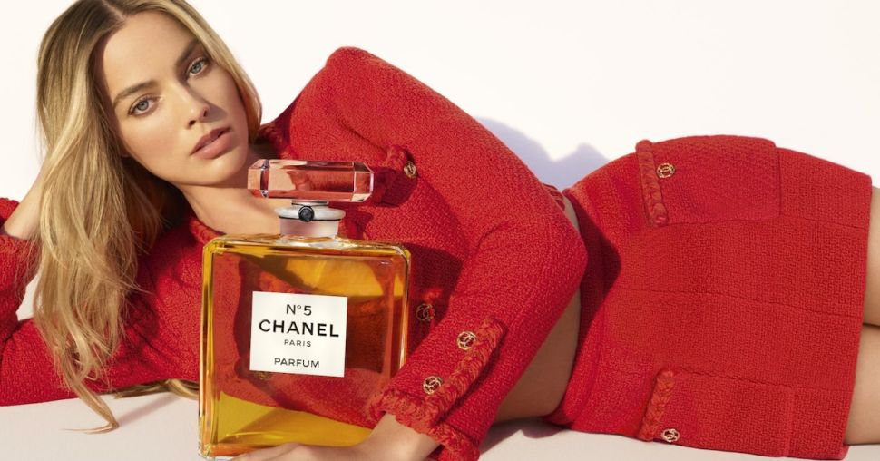 Margot Robbie est la nouvelle égérie CHANEL N°5