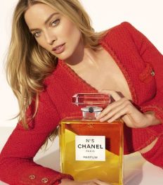 Margot Robbie est la nouvelle égérie CHANEL N°5