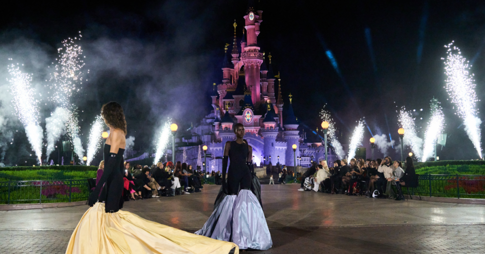 Coperni clôture la Fashion Week de Paris avec un défilé spectaculaire à Disneyland