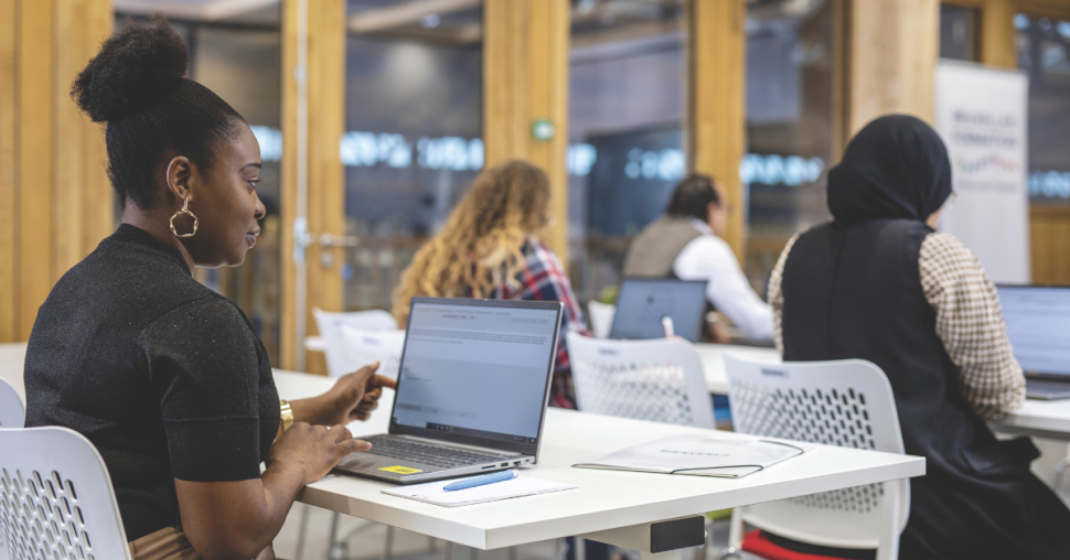 Formation et monoparentalité : comment Bruxelles Formation soutient les mamans solos