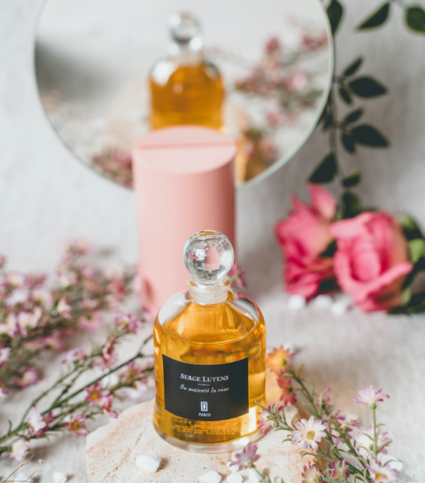 6 parfums de rose atypiques à tester (même si vous n’aimez pas la rose)