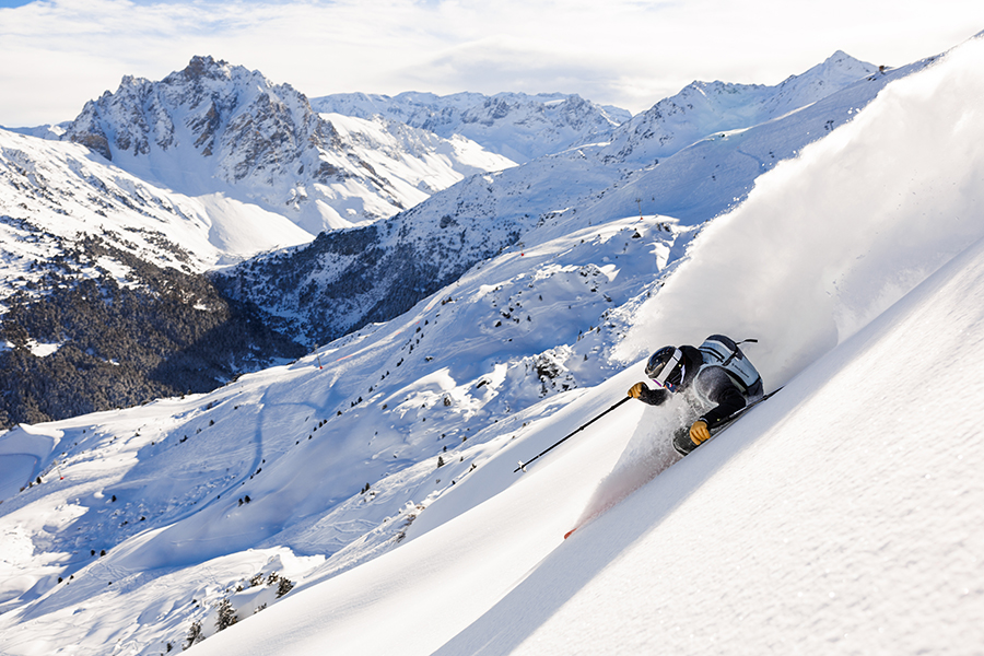 Skieur descendant une piste enneigée.