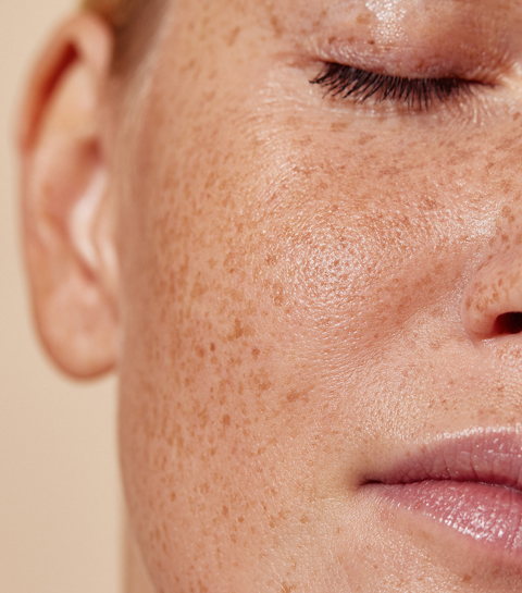 Gros plan sur le visage d'une femme ayant une belle peau.