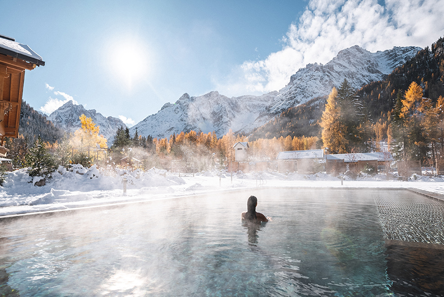 Vue de la piscine extérieure de l'hôtel Bad Moos à Sexten, dans les Dolomites.