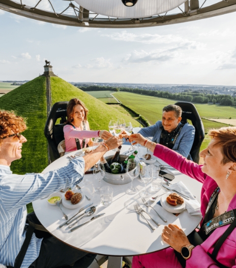 Dinner in the Sky s’installe à la Butte du Lion pour une expérience culinaire magique