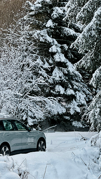 La Volvo EX90 dans la neige à Méribel.