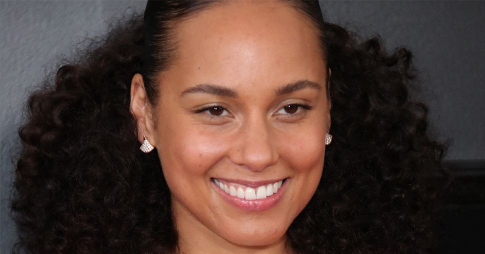 Wat zit er in de make-uptas van… Alicia Keys?