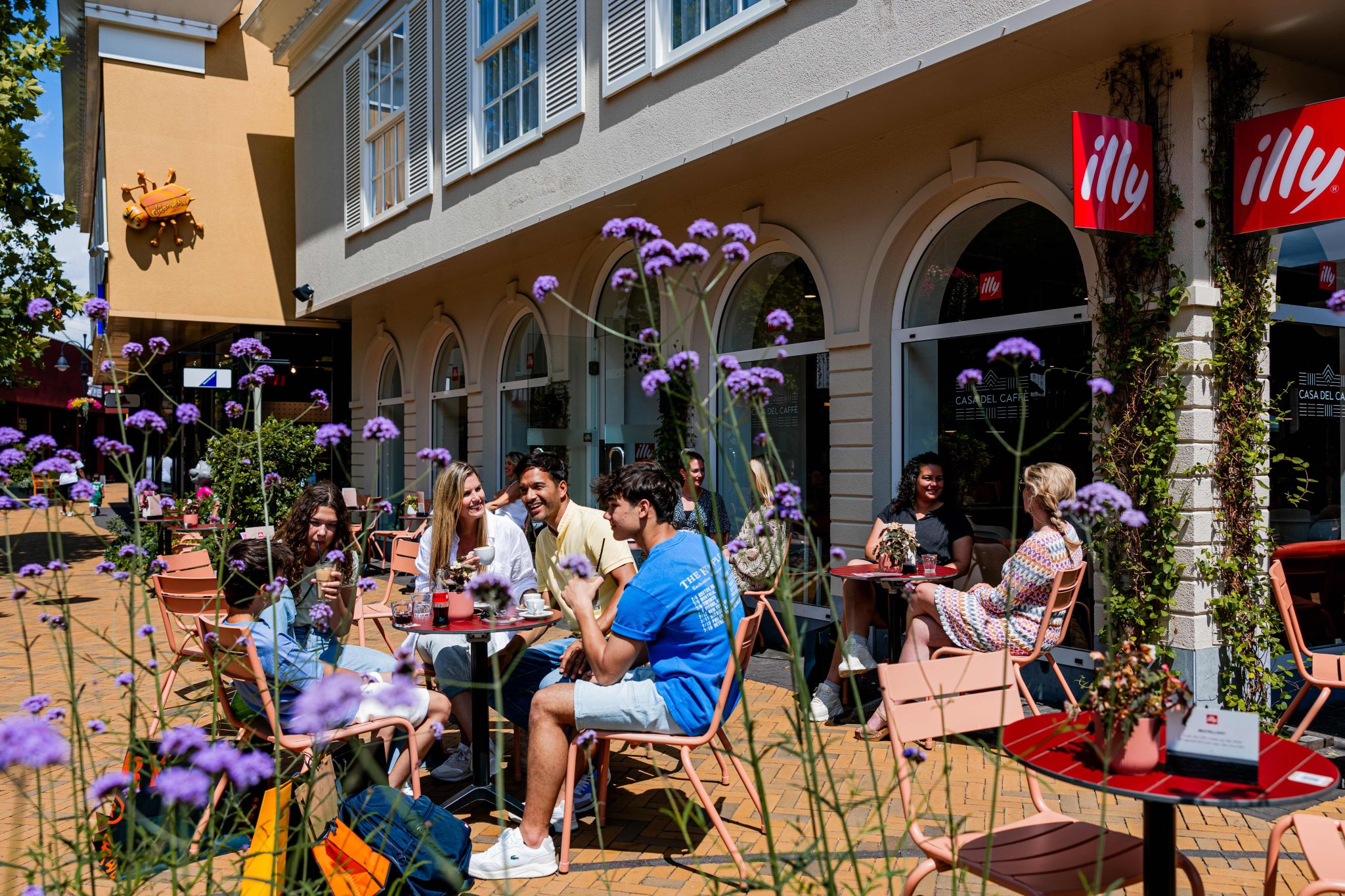 Verder kan je tussen het winkelen door van een kopje koffie of van een verse lunch genieten in een van de verschillende eetgelegenheden