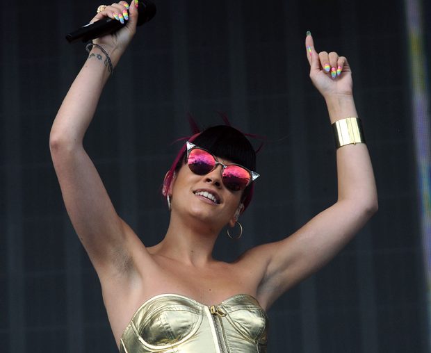 Lily Allen danst naakt in Brussel