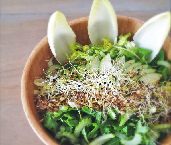 Recept: Detoxsalade met Walnoot-Kaascrumble