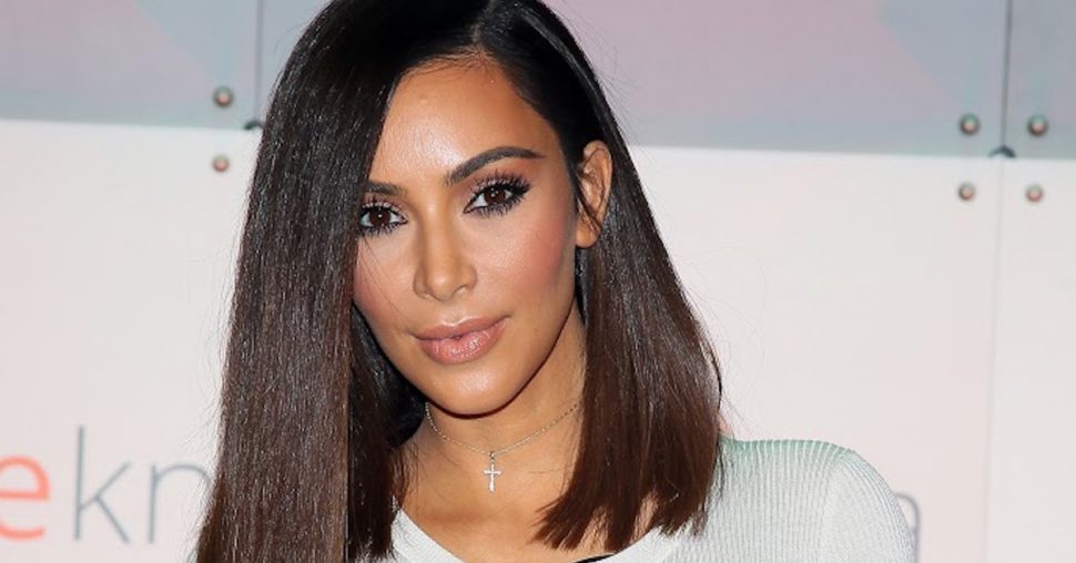 Kim Kardashian laat make-up en broek achterwege