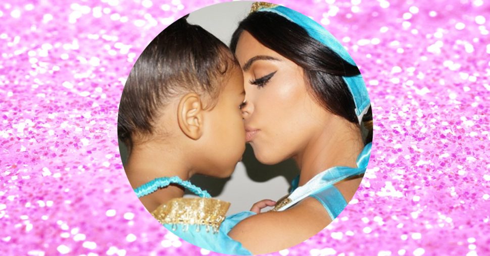 Kim Kardashian duikt op als sexy Prinses Jasmine