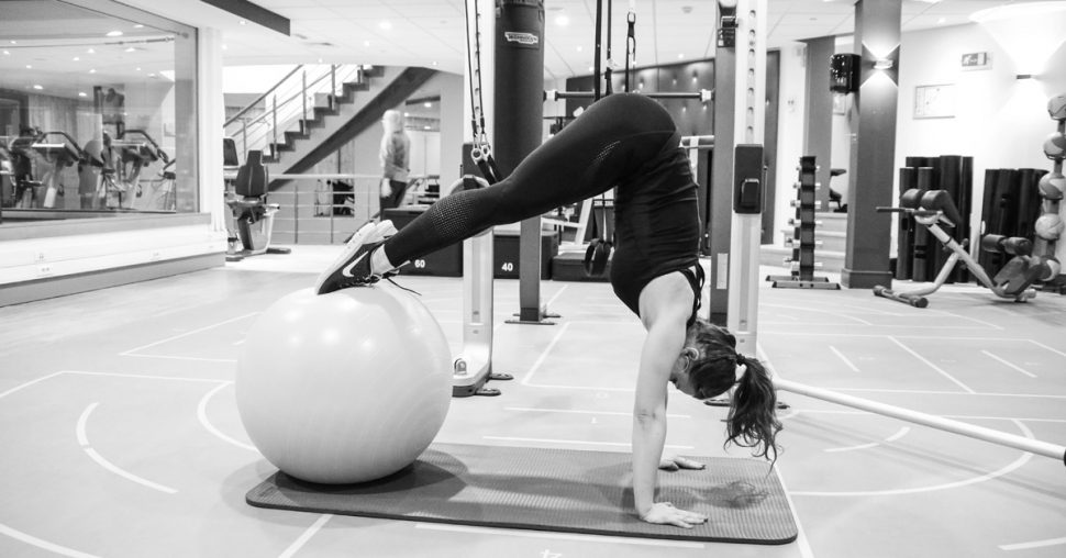 #ELLEworkout: acrobatie voor ronde billen en een wespentaille