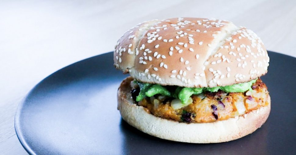 Zo maak je een vegetarische burger met avocado en zoete aardappel