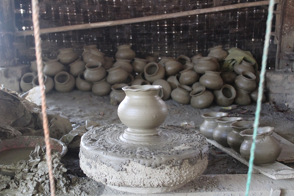 Een pottenbakkerij onder een huisje op palen