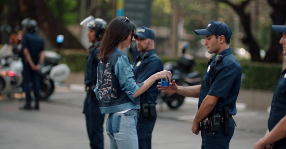 Het Pepsi probleem: waarom Kendall Jenner geen frisdrank mag drinken met de politie