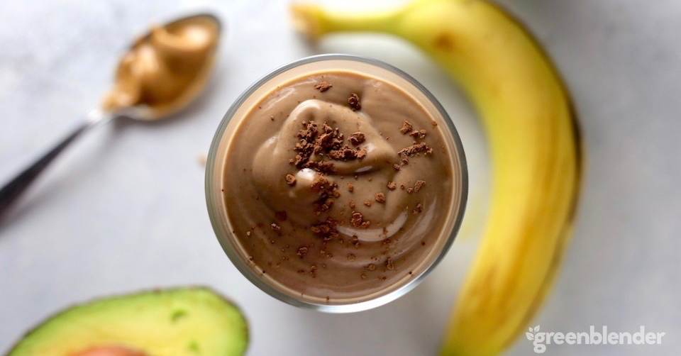 Deze vegan chocolade smoothie smaakt naar Snickers