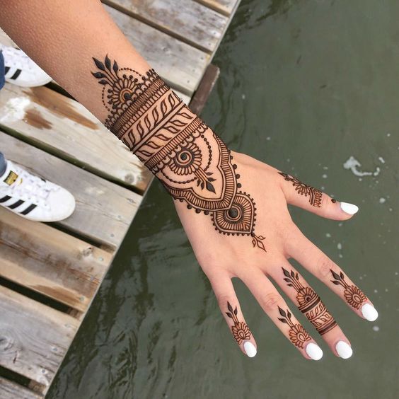 Strikt Siësta houding DIY: zo maak je henna tattoos - ELLE.be