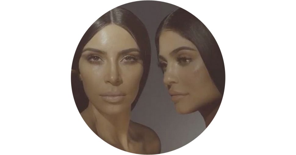 Kim Kardashian en Kylie Jenner naakt (en identiek) in make-upreclame