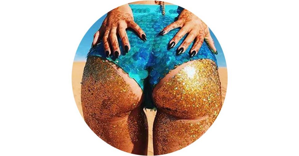 Bizarre trend: booty glitter is de nieuwste beach hype