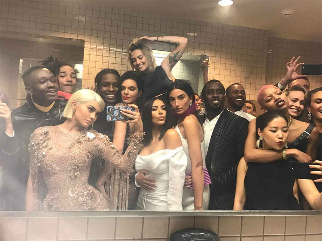 met gala bathroom selfie kylie jenner