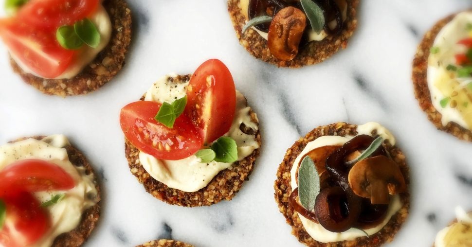 Zo maak je vegan mini pizza’s met cashewkaas