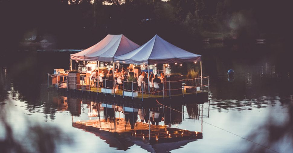 Hoera: Dinner on a lake komt terug