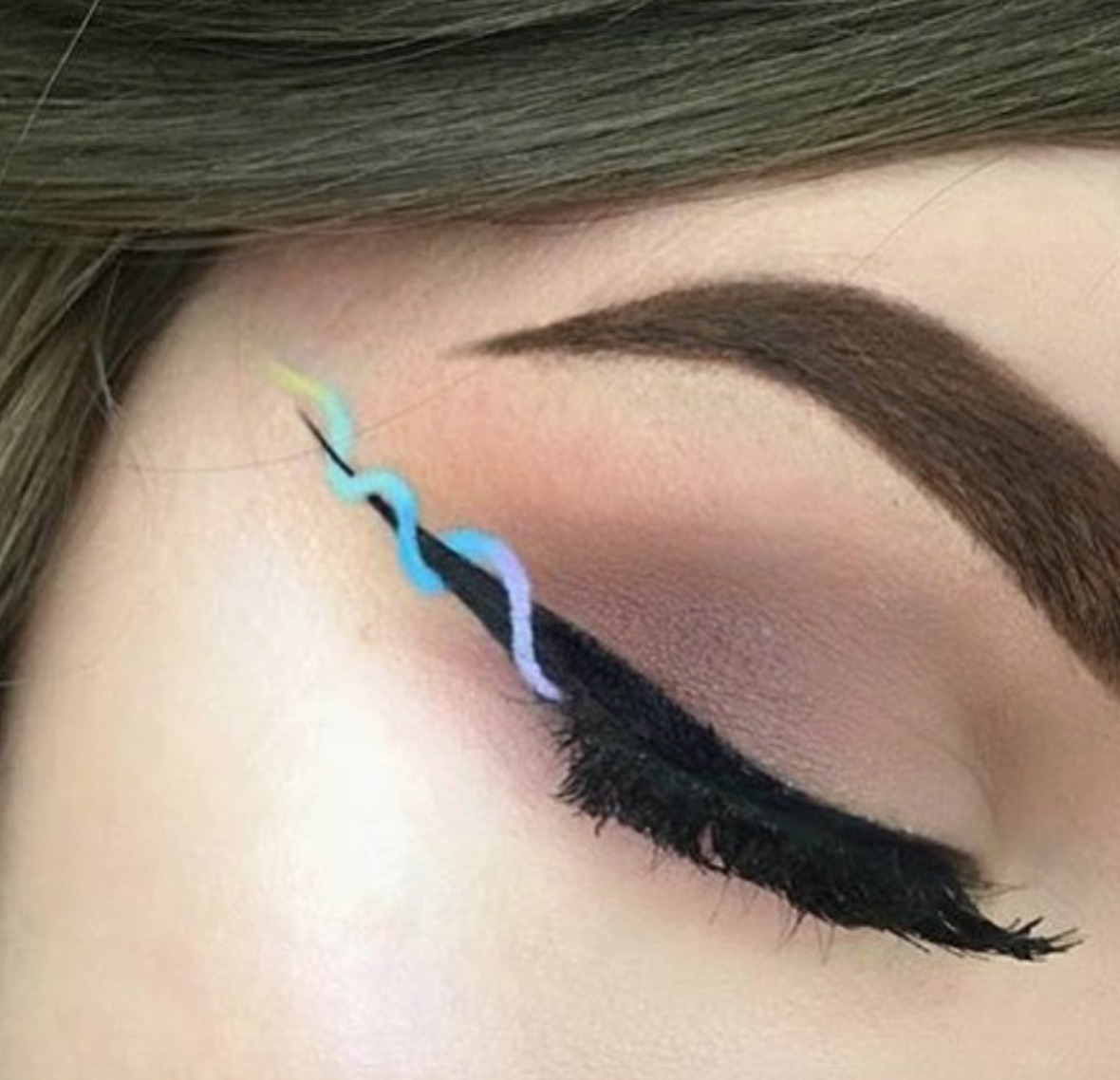 ribbon_eyeliner_beauty_trend