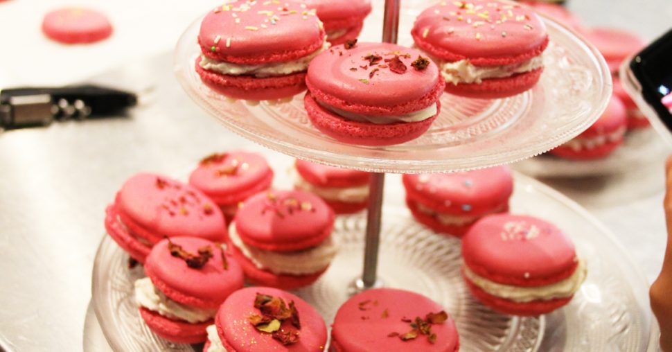 Recept: macarons met framboos, geranium, limoen en tonkabonen